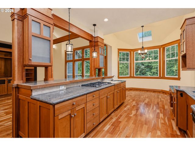 2133 Sw ARNOLD St, Portland, OR 97219