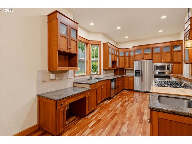 2133 Sw ARNOLD St, Portland, OR 97219
