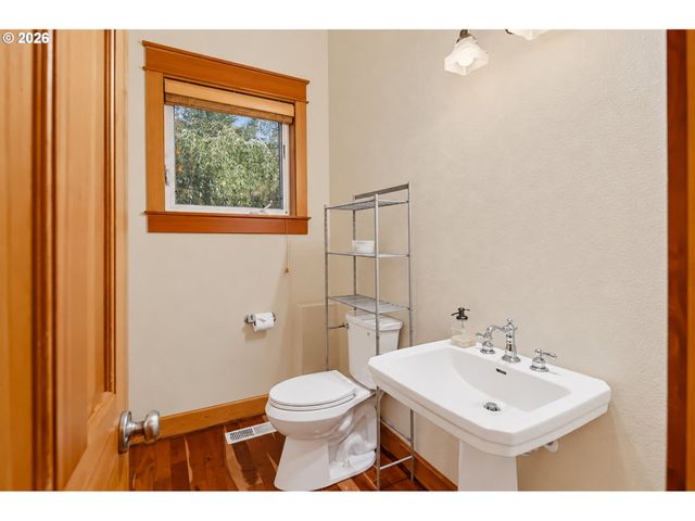 2133 Sw ARNOLD St, Portland, OR 97219