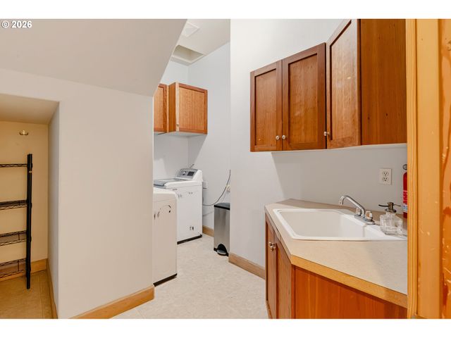 2133 Sw ARNOLD St, Portland, OR 97219