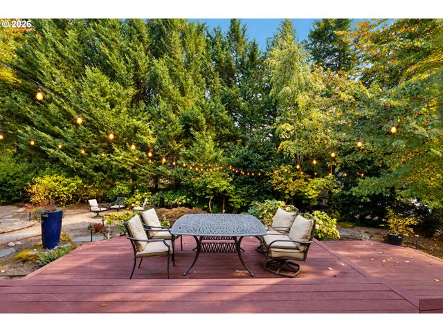 2133 Sw ARNOLD St, Portland, OR 97219