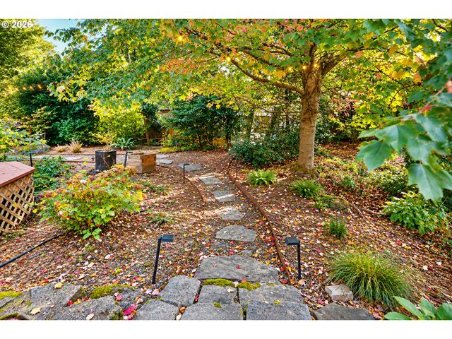 2133 Sw ARNOLD St, Portland, OR 97219