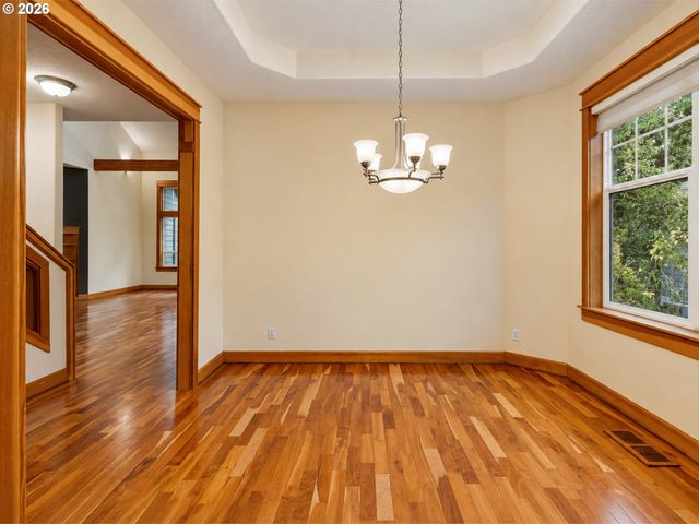 2133 Sw ARNOLD St, Portland, OR 97219