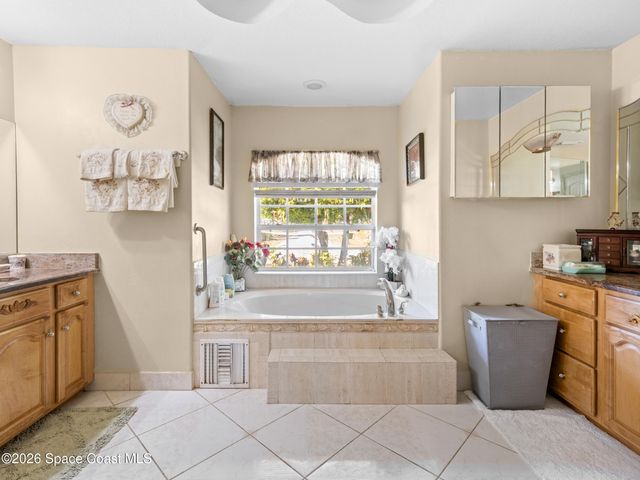 882 Palo Alto Street SE, Palm Bay, FL 32909