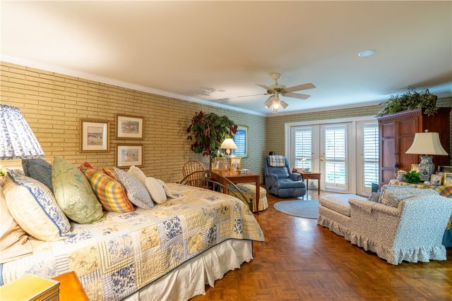 1821 Clare Dr, Alice, TX 78332