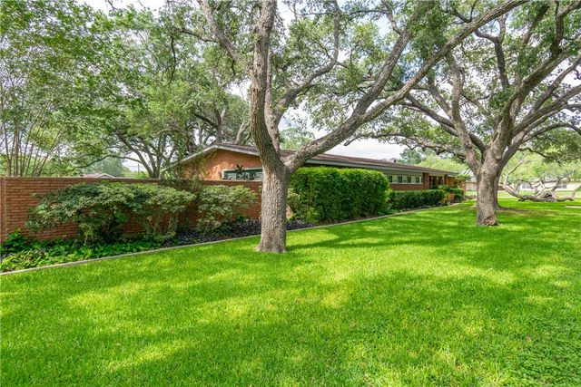 1821 Clare Dr, Alice, TX 78332