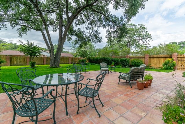 1821 Clare Dr, Alice, TX 78332