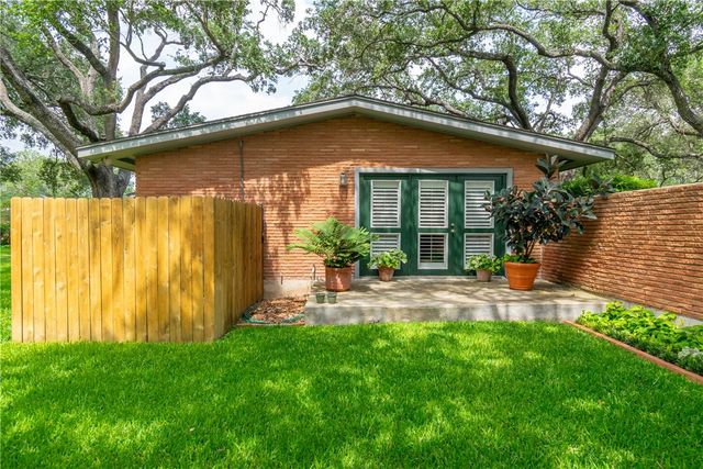 1821 Clare Dr, Alice, TX 78332