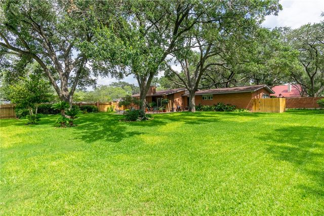 1821 Clare Dr, Alice, TX 78332