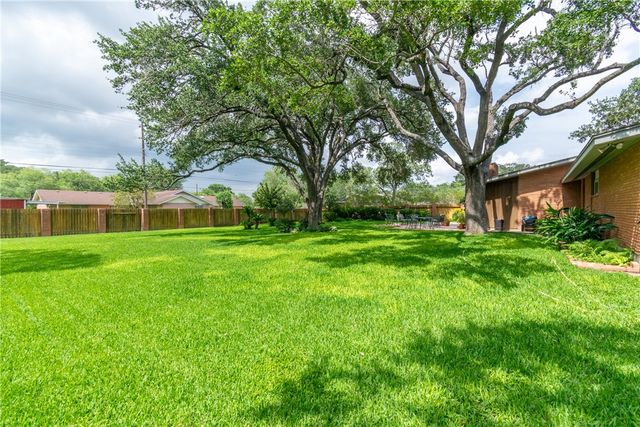 1821 Clare Dr, Alice, TX 78332