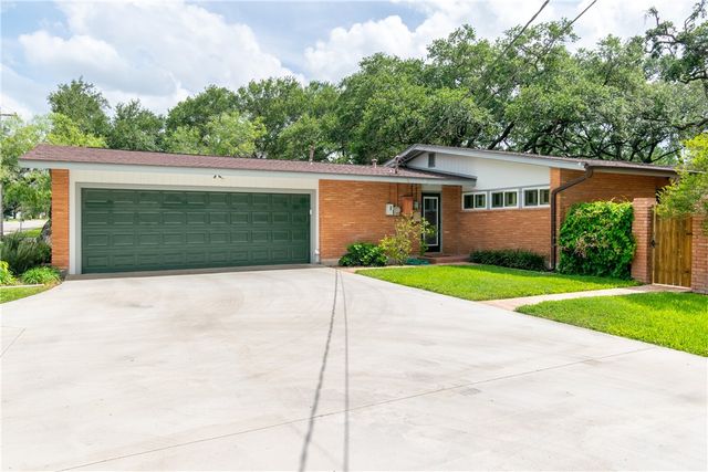 1821 Clare Dr, Alice, TX 78332