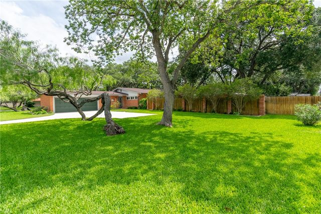 1821 Clare Dr, Alice, TX 78332