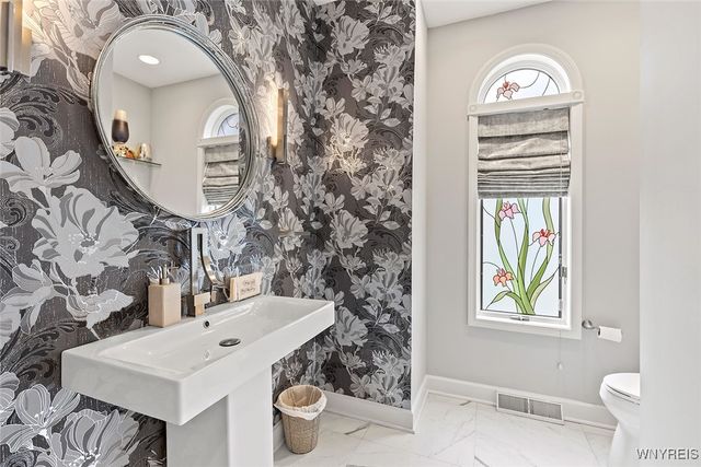 36 South Woodside Lane, Amherst, NY 14221