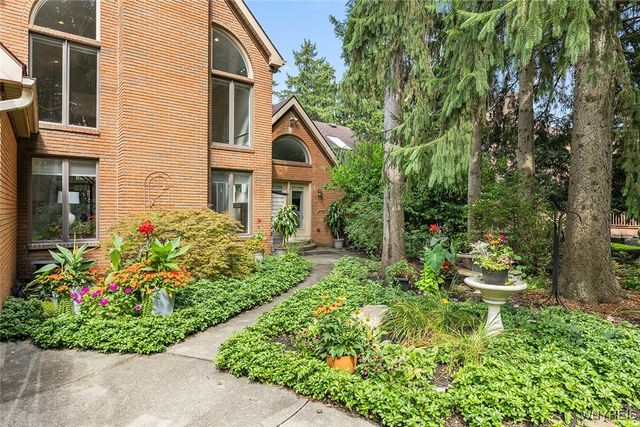 36 South Woodside Lane, Amherst, NY 14221