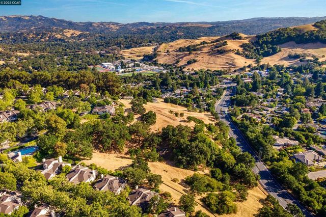 1957 Beacon Ridge Ct, Walnut Creek, CA 94597