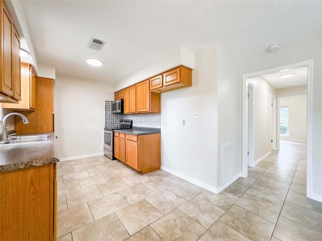 217 Mary Ann Drive, Friendswood, TX 77546