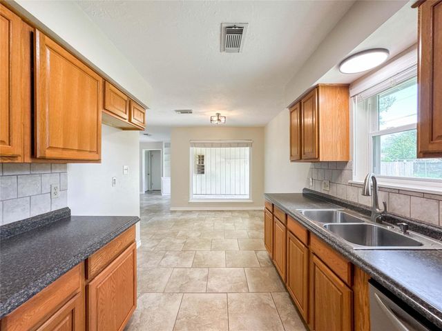 217 Mary Ann Drive, Friendswood, TX 77546