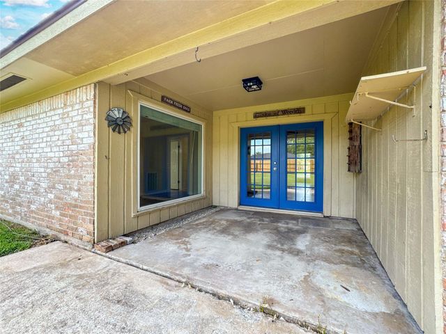 217 Mary Ann Drive, Friendswood, TX 77546