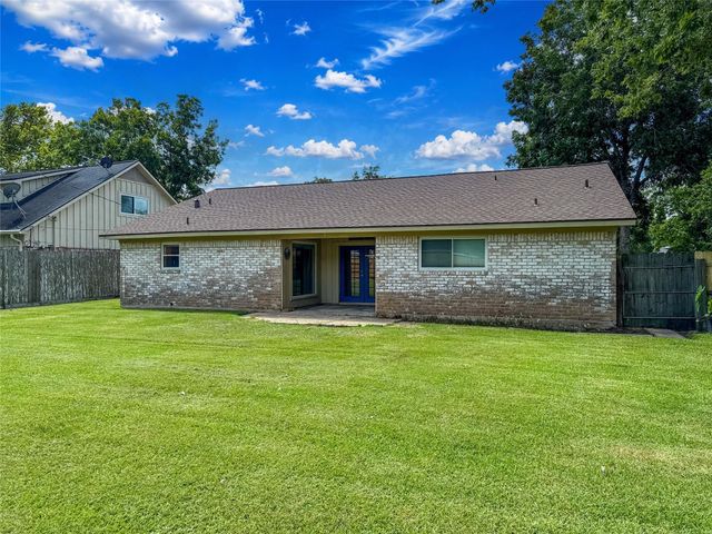 217 Mary Ann Drive, Friendswood, TX 77546