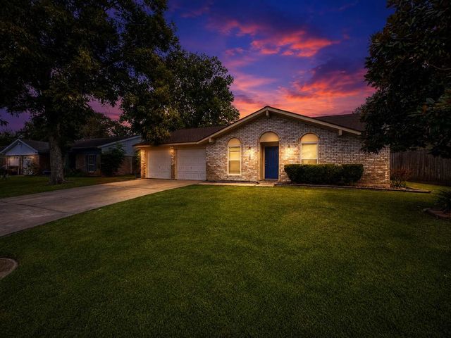 217 Mary Ann Drive, Friendswood, TX 77546