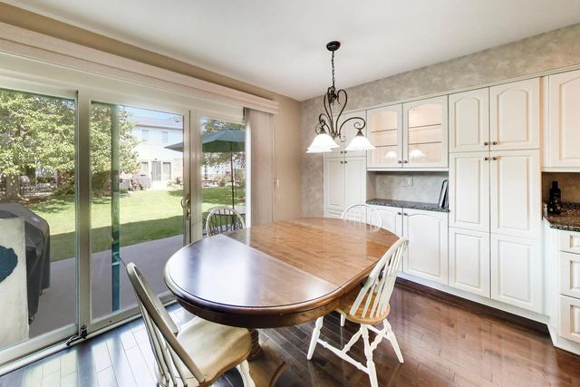 1204 Garfield Avenue, Libertyville, IL 60048