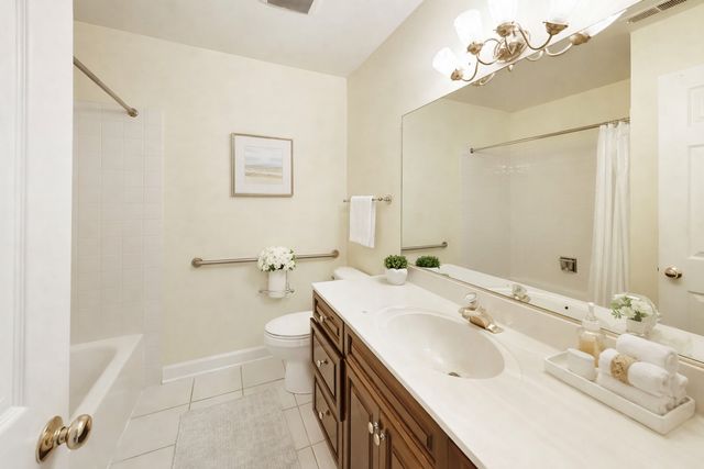 1204 Garfield Avenue, Libertyville, IL 60048