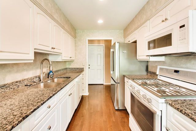 1204 Garfield Avenue, Libertyville, IL 60048