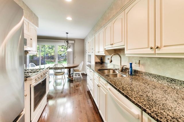 1204 Garfield Avenue, Libertyville, IL 60048