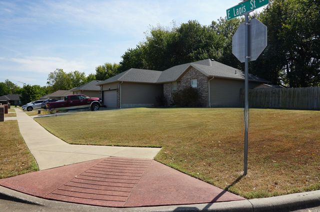 230 E Lapis Avenue, Republic, MO 65738