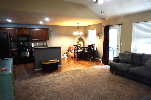 230 E Lapis Avenue, Republic, MO 65738