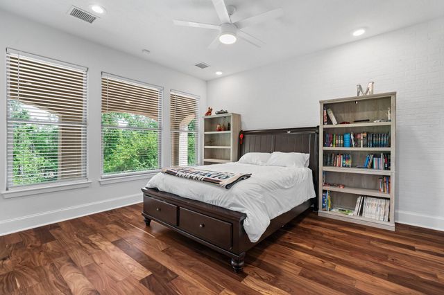 22 Johnathan Landing Court, The Woodlands, TX 77389