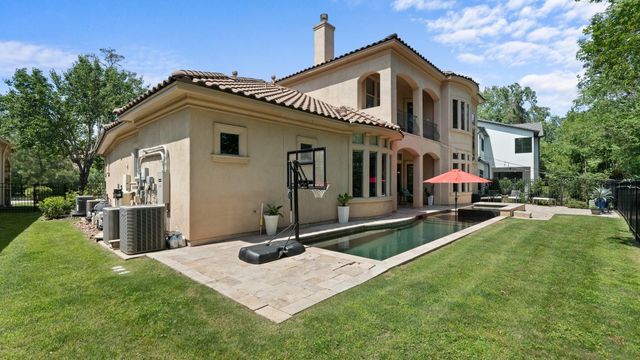 22 Johnathan Landing Court, The Woodlands, TX 77389