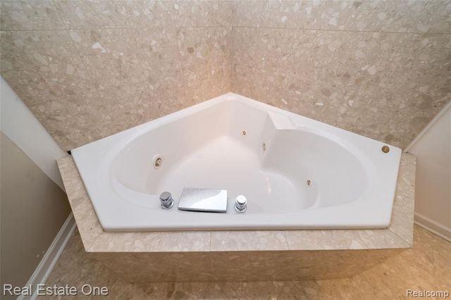 24099 Tana Court, Farmington, MI 48335