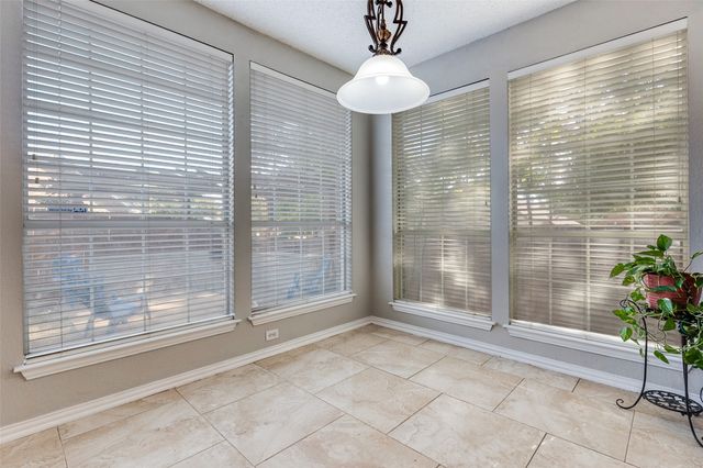 2405 N Hunter Place Lane, Arlington, TX 76006