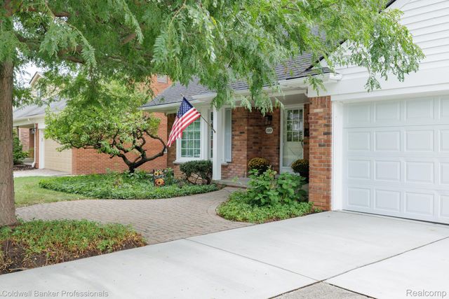 1399 Edmundton Drive, Grosse Pointe Woods, MI 48236