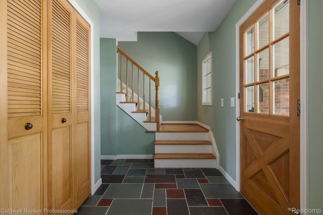 1399 Edmundton Drive, Grosse Pointe Woods, MI 48236