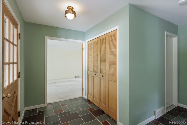 1399 Edmundton Drive, Grosse Pointe Woods, MI 48236