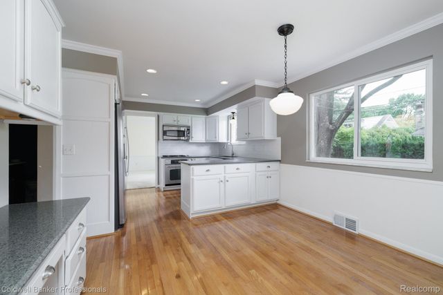 1399 Edmundton Drive, Grosse Pointe Woods, MI 48236