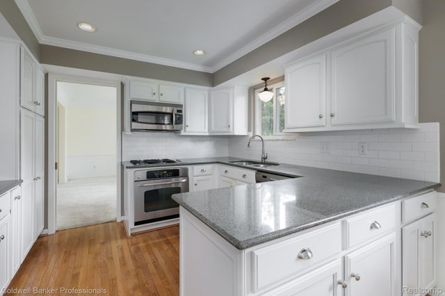 1399 Edmundton Drive, Grosse Pointe Woods, MI 48236