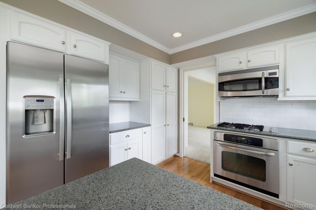1399 Edmundton Drive, Grosse Pointe Woods, MI 48236