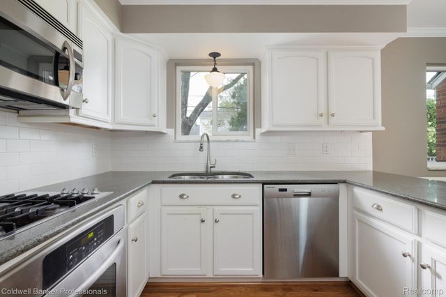 1399 Edmundton Drive, Grosse Pointe Woods, MI 48236