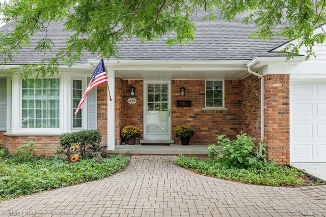 1399 Edmundton Drive, Grosse Pointe Woods, MI 48236