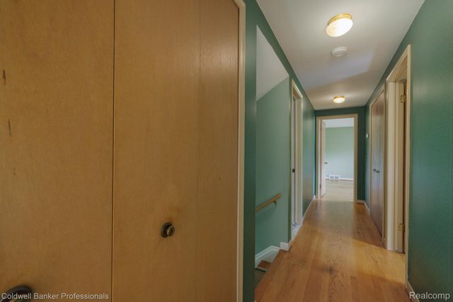 1399 Edmundton Drive, Grosse Pointe Woods, MI 48236