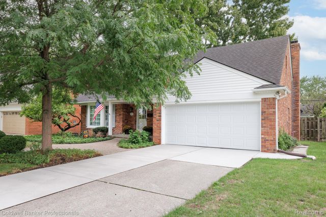1399 Edmundton Drive, Grosse Pointe Woods, MI 48236