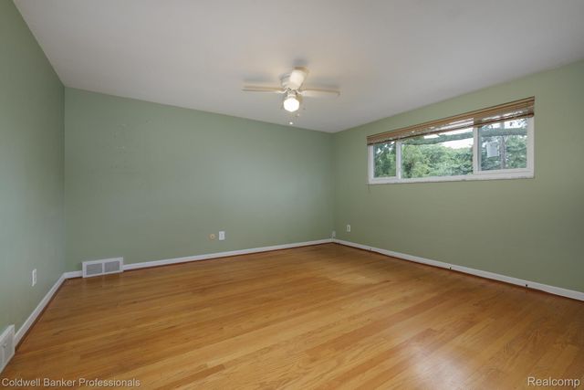 1399 Edmundton Drive, Grosse Pointe Woods, MI 48236