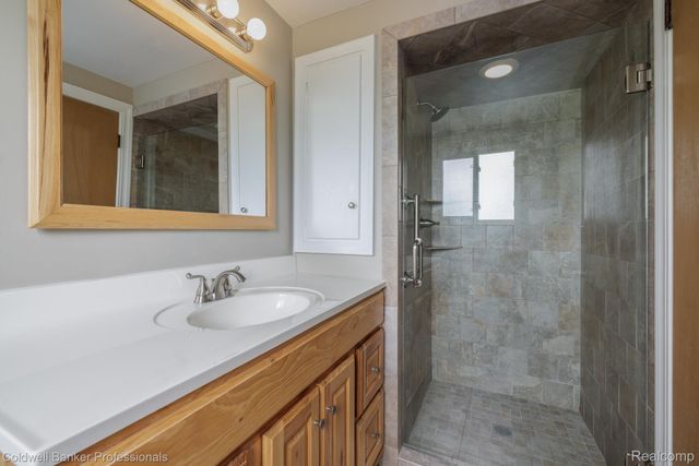 1399 Edmundton Drive, Grosse Pointe Woods, MI 48236