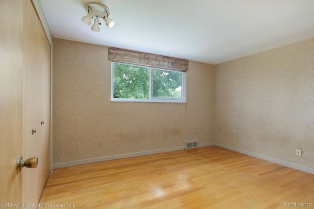 1399 Edmundton Drive, Grosse Pointe Woods, MI 48236