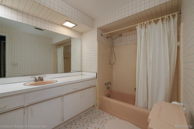 1399 Edmundton Drive, Grosse Pointe Woods, MI 48236