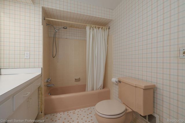 1399 Edmundton Drive, Grosse Pointe Woods, MI 48236