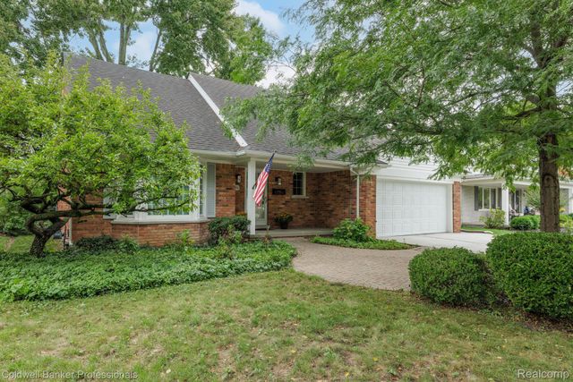 1399 Edmundton Drive, Grosse Pointe Woods, MI 48236